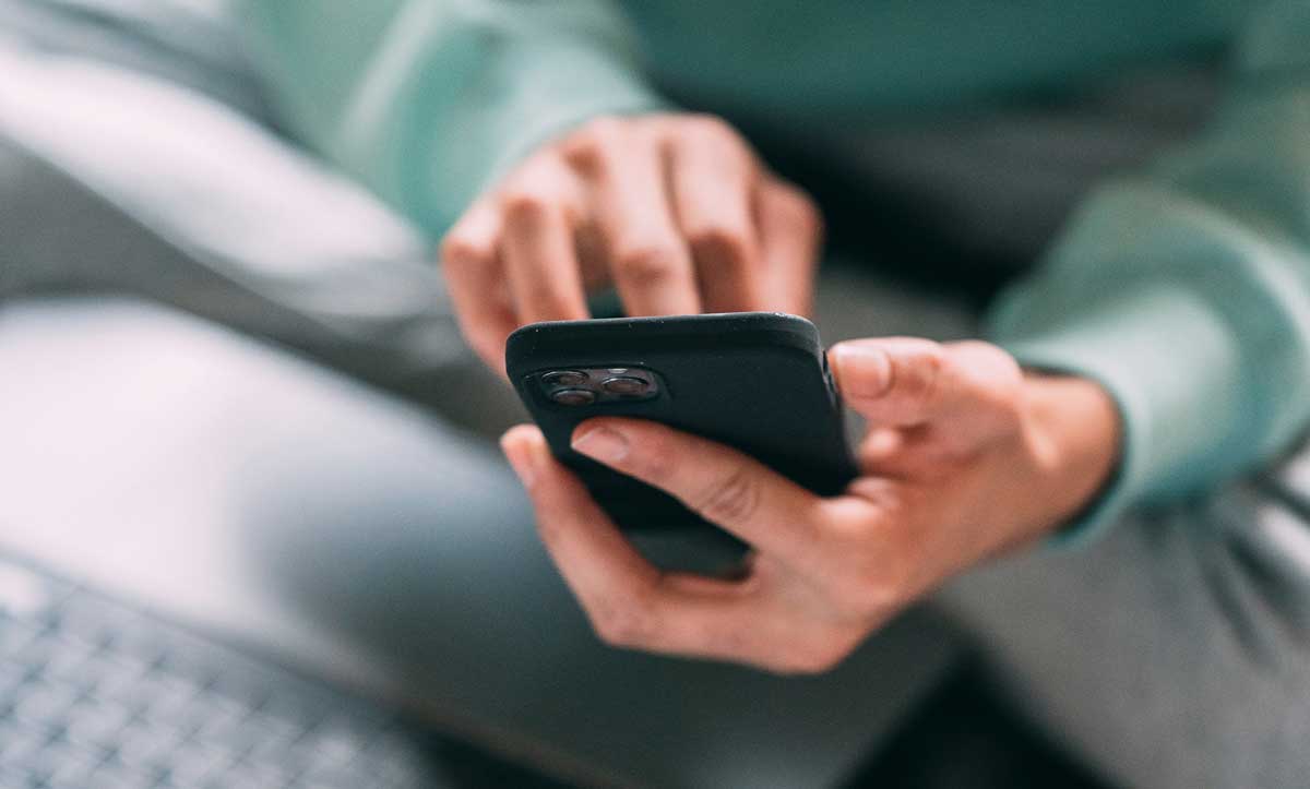 Persona accediente a experiencia de Realidad Aumentada en el sector de la banca